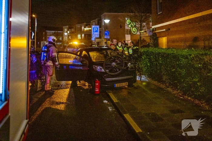 Auto en afvalbak in brand gestoken