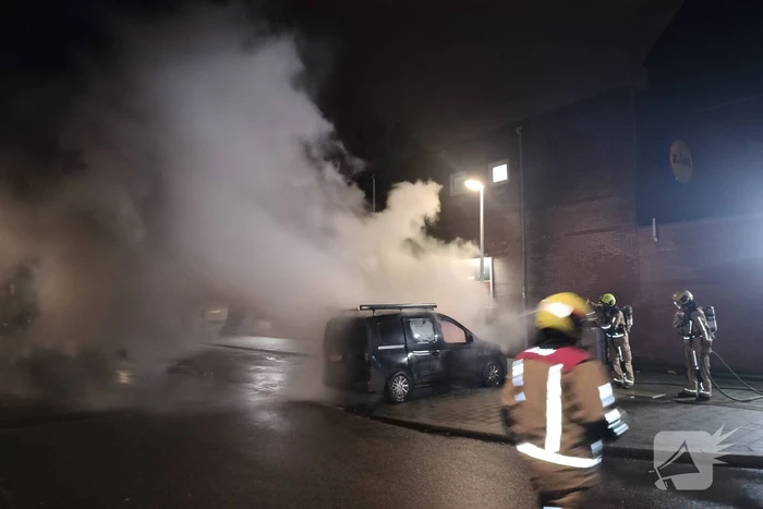 Geparkeerde bestelbus volledig uitgebrand