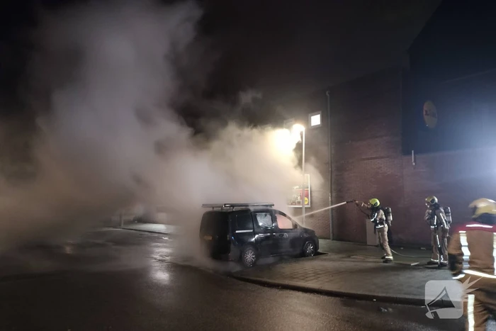 Geparkeerde bestelbus volledig uitgebrand