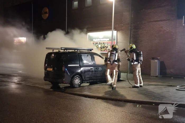 Geparkeerde bestelbus volledig uitgebrand