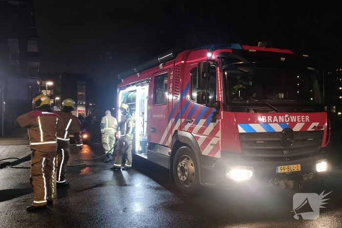 Geparkeerde bestelbus volledig uitgebrand