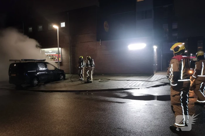 Geparkeerde bestelbus volledig uitgebrand