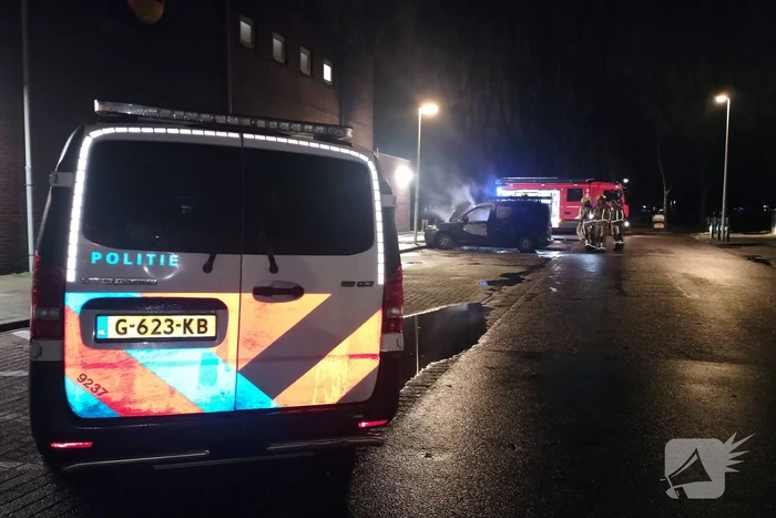 Geparkeerde bestelbus volledig uitgebrand