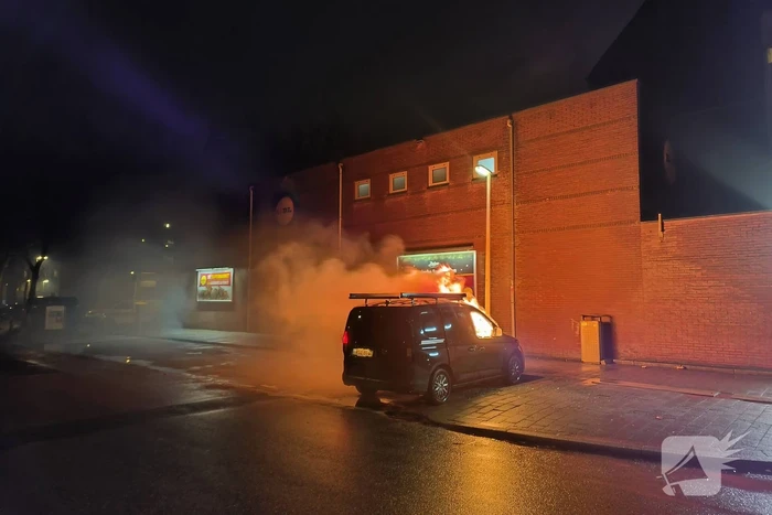 Geparkeerde bestelbus volledig uitgebrand
