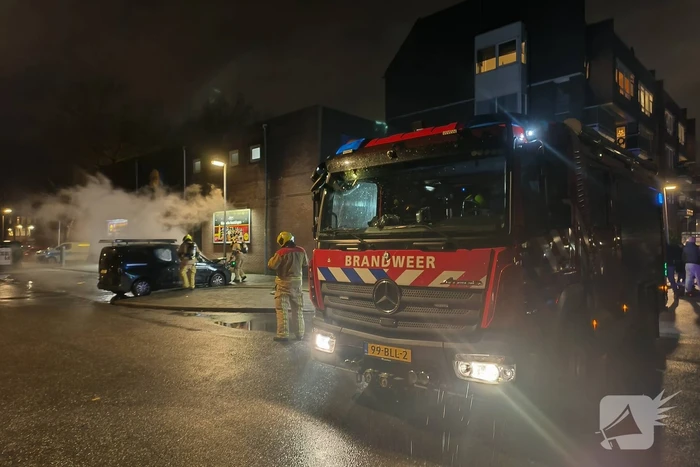 Geparkeerde bestelbus volledig uitgebrand