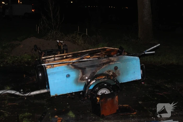 Brandende aanhanger snel geblust