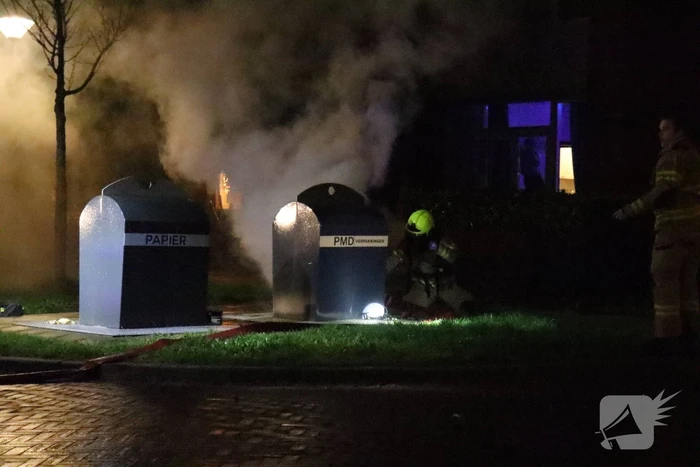 Ondergrondse container in brand gestoken
