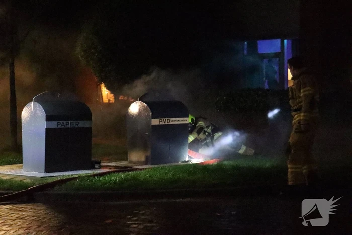 Ondergrondse container in brand gestoken