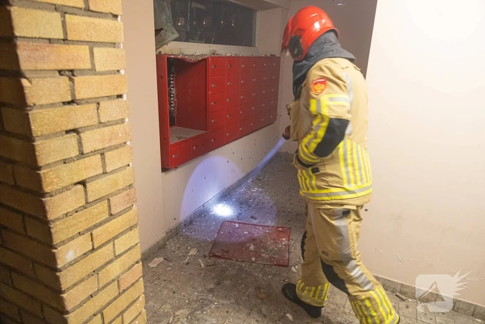 Portiek vernield door vuurwerk
