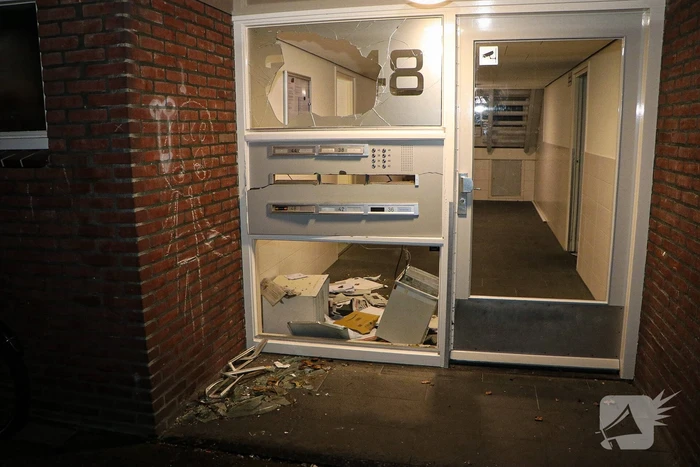 Portiek vernield door zwaar vuurwerk