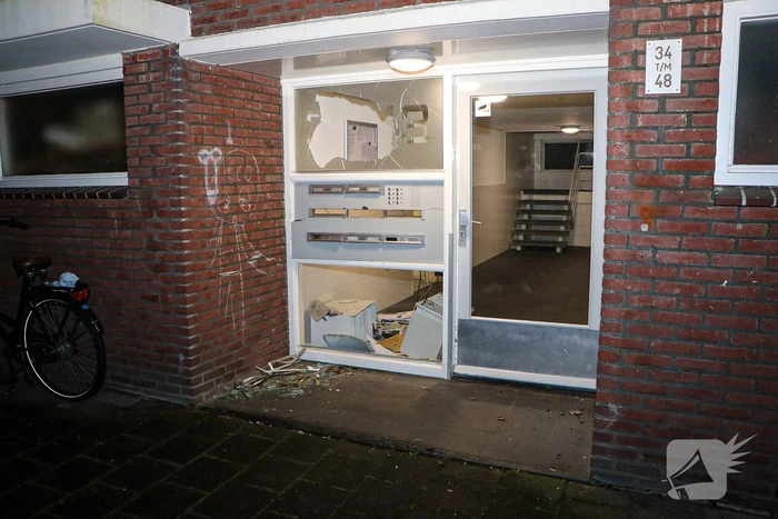 Portiek vernield door zwaar vuurwerk