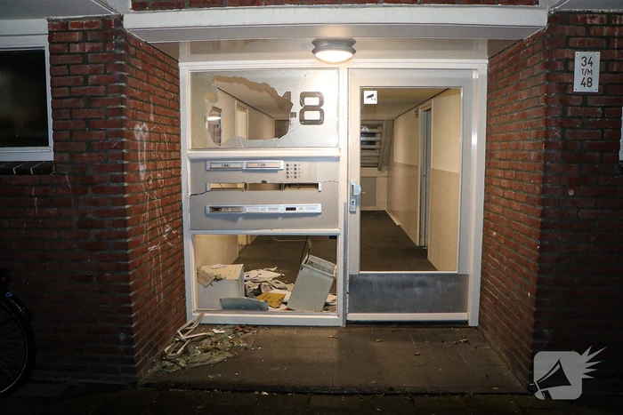Portiek vernield door zwaar vuurwerk