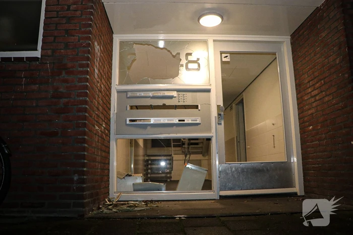 Portiek vernield door zwaar vuurwerk