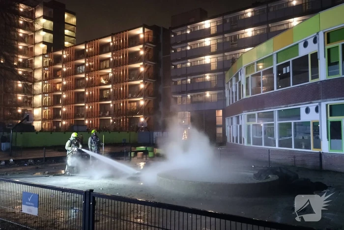 Rookontwikkeling bij felle brand op schoolplein