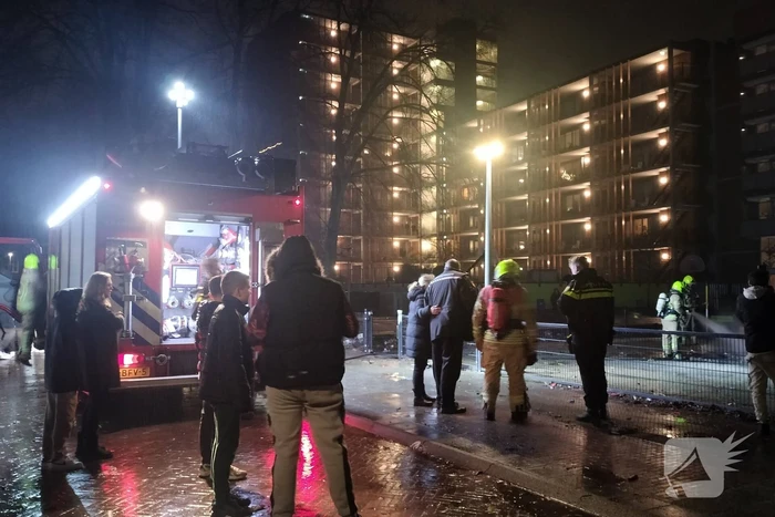 Rookontwikkeling bij felle brand op schoolplein
