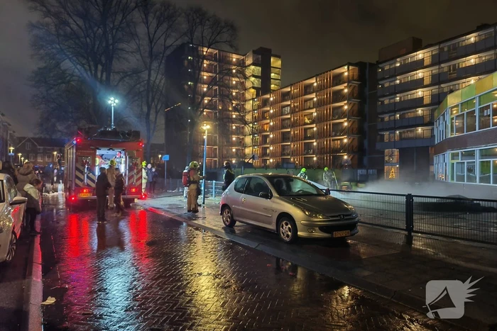 Rookontwikkeling bij felle brand op schoolplein