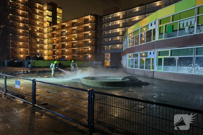 Rookontwikkeling bij felle brand op schoolplein