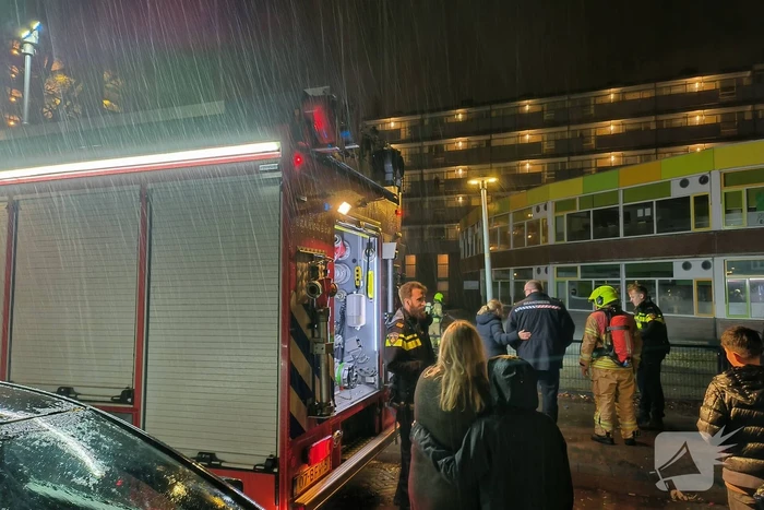 Rookontwikkeling bij felle brand op schoolplein