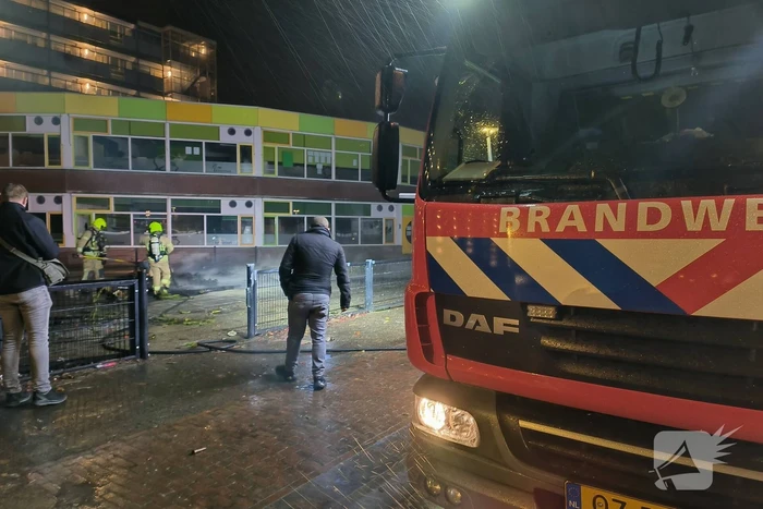 Rookontwikkeling bij felle brand op schoolplein
