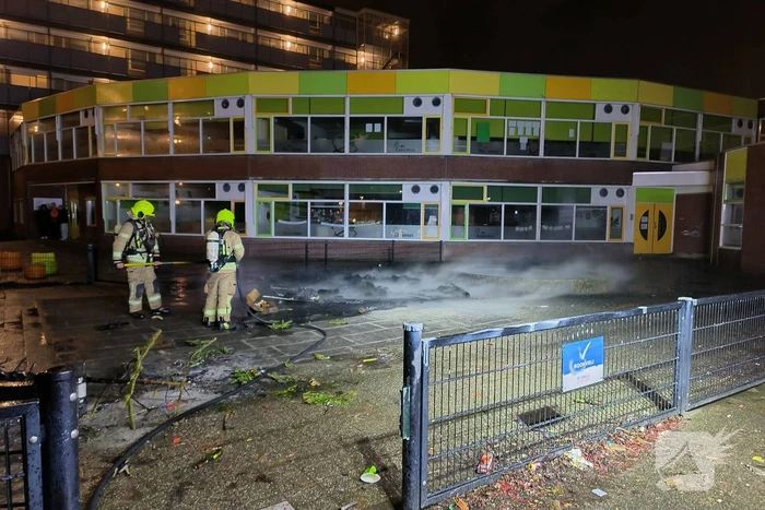 Rookontwikkeling bij felle brand op schoolplein