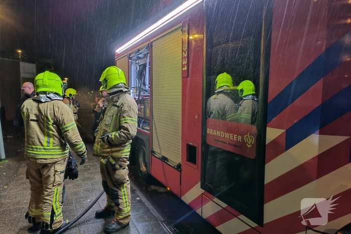 Rookontwikkeling bij felle brand op schoolplein