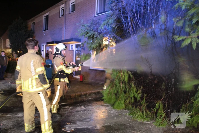 Vuurwerk veroorzaakt brand in heg