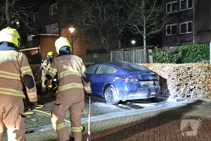 Geparkeerde auto beschadigd door brand