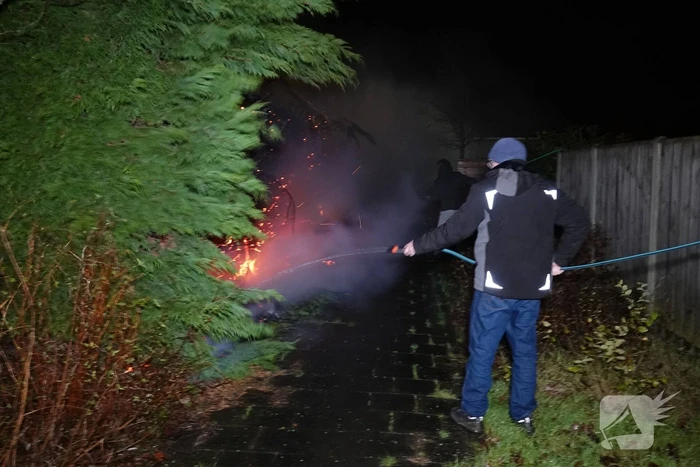 Felle brand in coniferenhaag