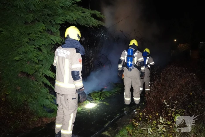 Felle brand in coniferenhaag