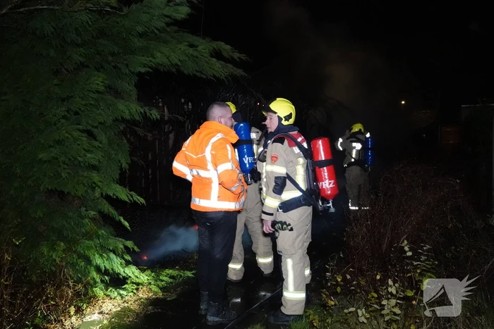 Felle brand in coniferenhaag