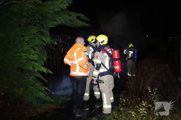 Felle brand in coniferenhaag