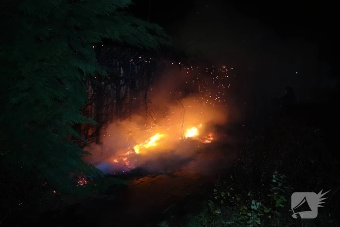 Felle brand in coniferenhaag