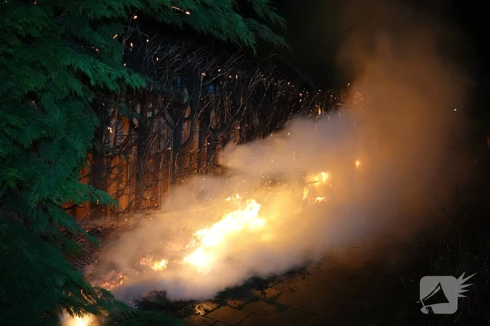 Felle brand in coniferenhaag