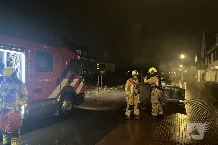 Brandweer blust brandende container