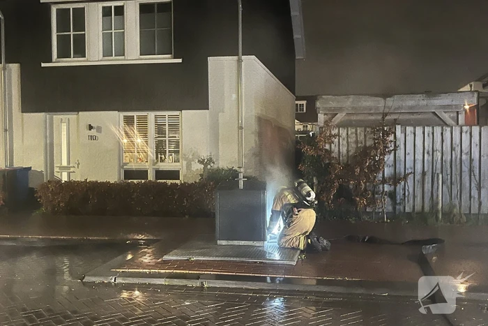 Brandweer blust brandende container