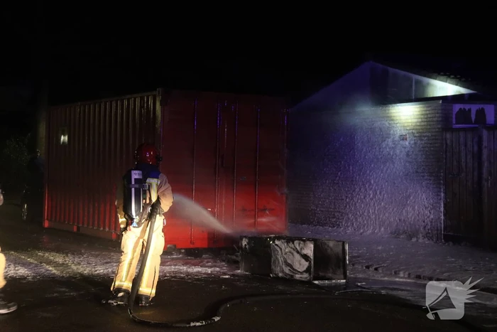 Koelkast in brand gestoken tegen zeecontainer aan