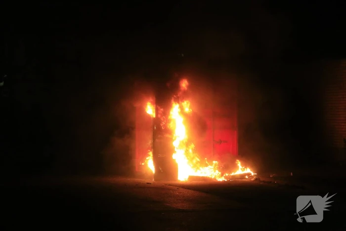 Koelkast in brand gestoken tegen zeecontainer aan