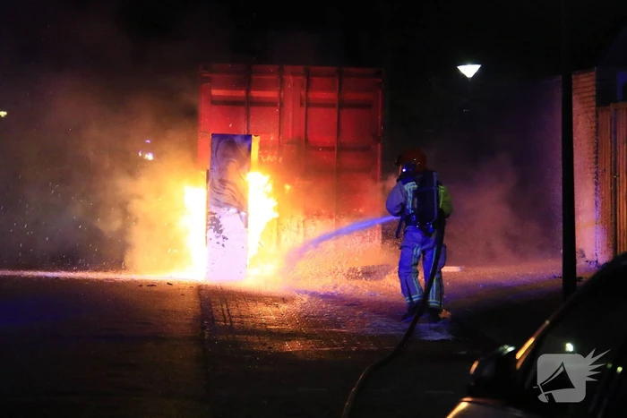 Koelkast in brand gestoken tegen zeecontainer aan
