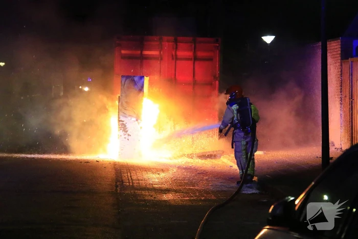 Koelkast in brand gestoken tegen zeecontainer aan