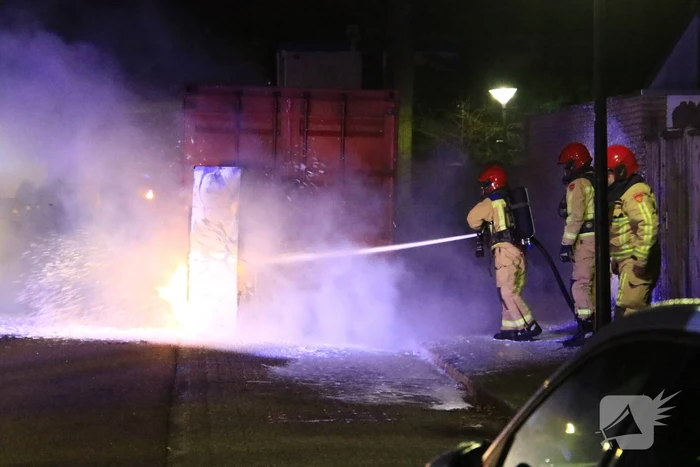 Koelkast in brand gestoken tegen zeecontainer aan