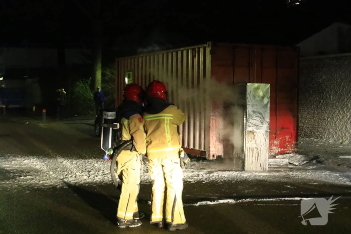 Koelkast in brand gestoken tegen zeecontainer aan