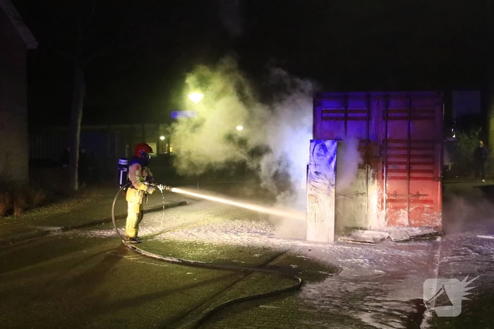 Koelkast in brand gestoken tegen zeecontainer aan