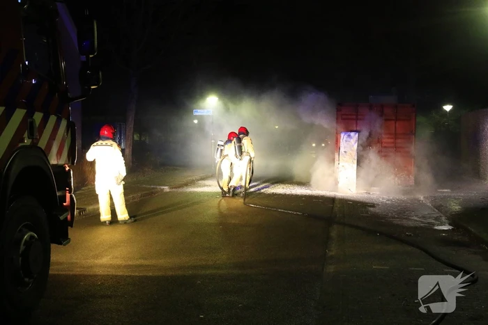 Koelkast in brand gestoken tegen zeecontainer aan