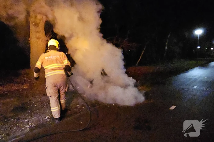 Brandweer blust stapel brandend hout