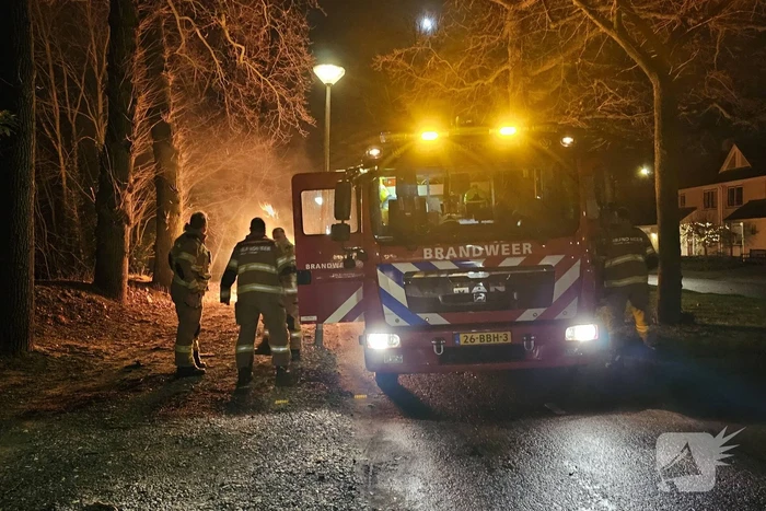 Brandweer blust stapel brandend hout