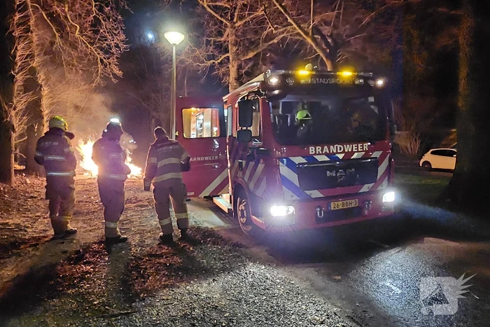 Brandweer blust stapel brandend hout