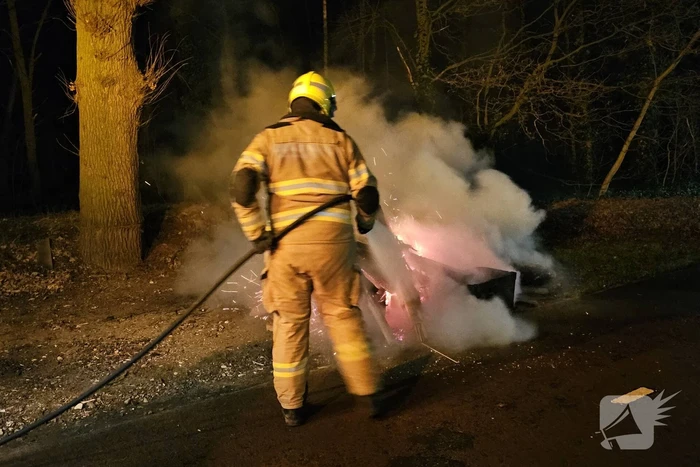 Brandweer blust stapel brandend hout