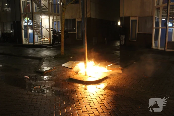 Stapel hout in brand gestoken