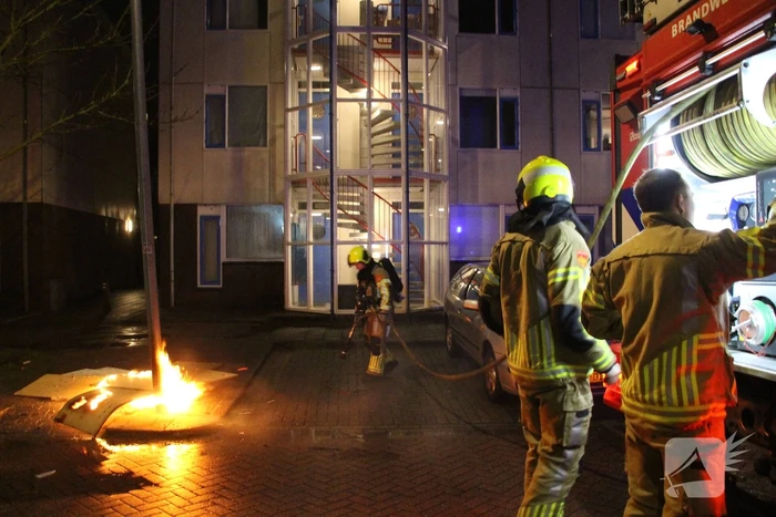 Stapel hout in brand gestoken