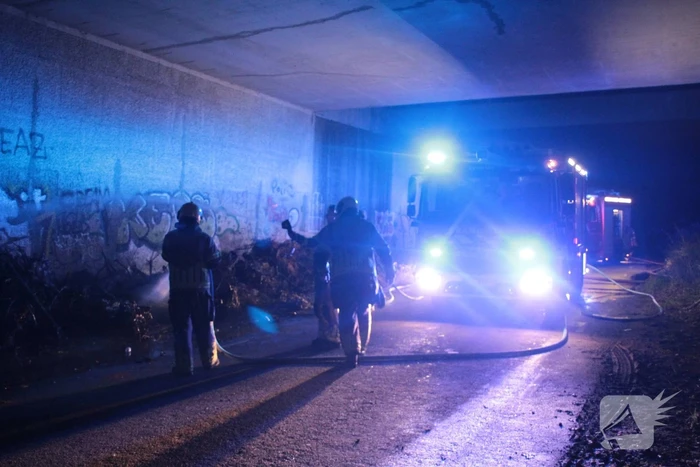 Berm in brand onder viaduct A27